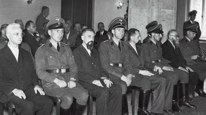 Jan Sonnevend, Václav Čikl, Vladimír Petřek a biskup Gorazd před soudem v Petschkově paláci.