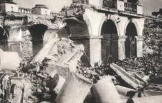 Němci v roce 1944 zničený Saský palác ve Varšavě.