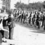 Sudetští Němci na podzim roku 1938 nadšeně zdraví jednotky německého Freikorpsu.