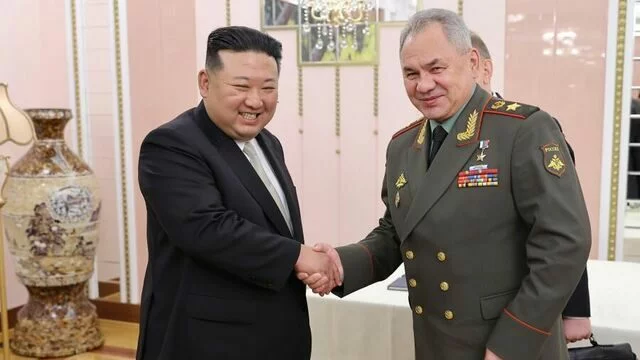 Kim Čong-un s ruským ministrem obrany Sergejem Šojgu během ruské návštěvy Severní Koreje v červenci 2023.