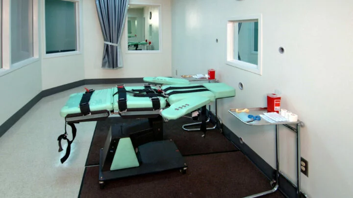 Místnost, ve které se provádí poprava smrtící injekcí (věznice San Quentin, Kalifornie, USA)