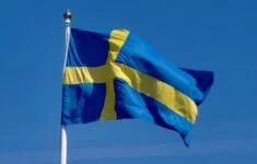 Švédská vlajka má stejné barvy jako vlajka Ukrajiny.