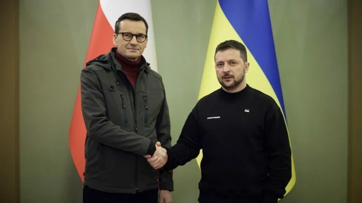 Polský premiér Mateusz Morawiecki s ukrajinským prezidentem Volodymyrem Zelenským v Kyjevě 24. února 2023.