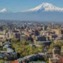 Panorama arménského hlavního města Jerevanu s biblickou horou Ararat v pozadí.