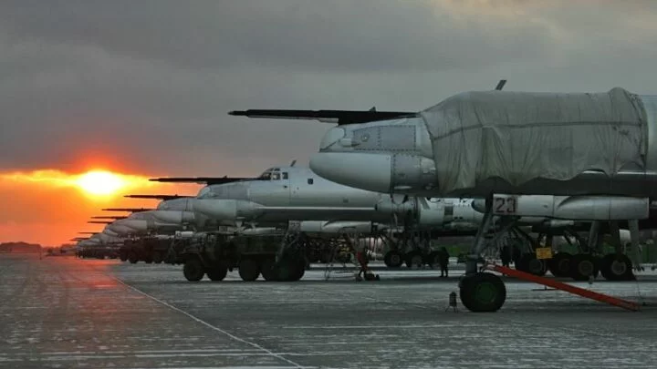 Sestava letounů Tupolev Tu-95MS na letecké základně Engels v Rusku.