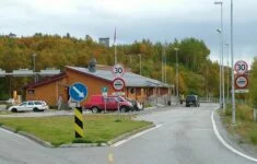 Norský hraniční přechod Storskog. Přesná hranice je mezi dvěma sloupy za černou dodávkou. O kousek dál je ruská stanice.