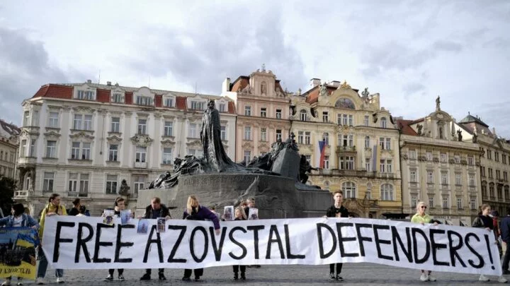 Happening na Staroměstském náměstí na podporu zajatců z Azovstalu