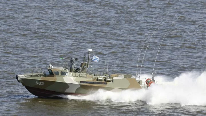 Bojový člun Raptor ruského námořnictva v akci. Ilustrační foto
