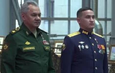 Ministr obrany Sergej Šojgu a poručík Nursultan Mussagalejev