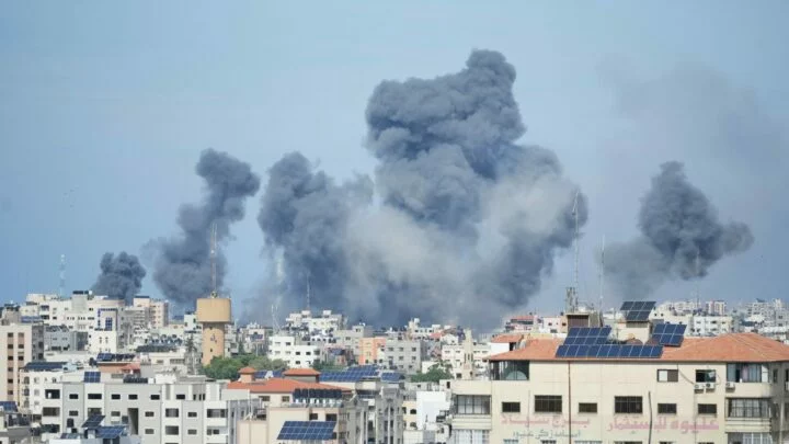 Kouř z výbuchu způsobeného izraelským náletem v pásmu Gazy. Ilustrační foto