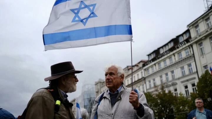 Shromáždění na podporu Izraele na Václavském náměstí v Praze (2023).