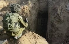 Voják IDF přehlíží tunel vybudovaný Hamásem v Gaze během operace Protective Edge.