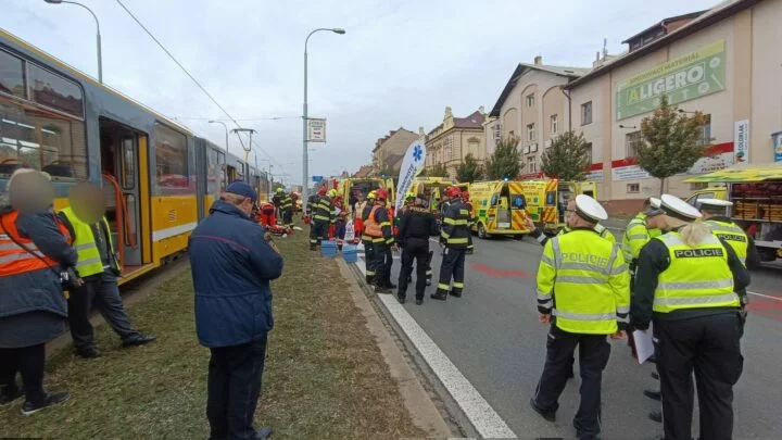 V Plzni se srazily dvě tramvaje, na místě je asi 30 zraněných