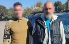 Příslušník SBU se zadrženým mužem podezřelým z kolaborace s Ruskem.