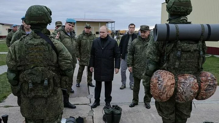 Putin si prohlíží mobilizované z Rjazaňské oblasti.