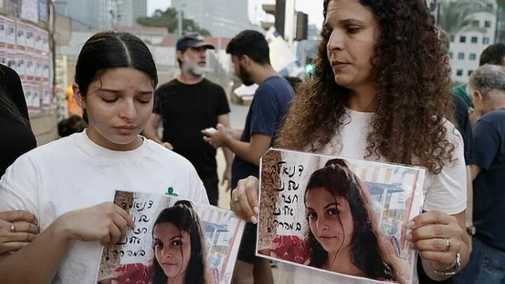 Rodiny, jejichž členové byli uneseni Hamásem go Gazy, demonstrovali 14. října v Tel Avivu.