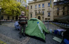 Protestní hladovka Jiřího Gruntoráda před Úřadem vlády ČR kvůli nízkým důchodům pro disidenty.