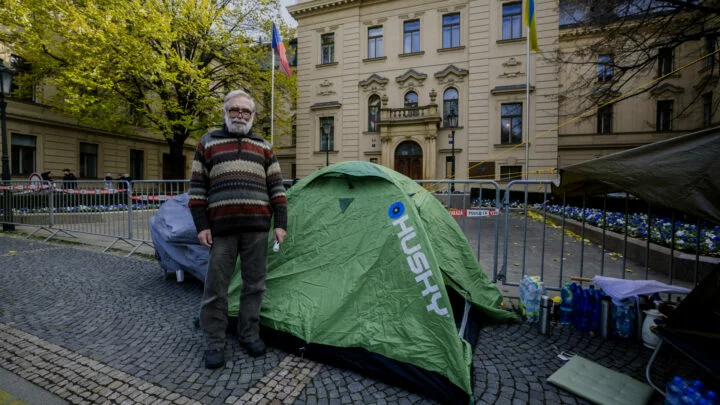 Protestní hladovka Jiřího Gruntoráda před Úřadem vlády ČR kvůli nízkým důchodům pro disidenty.