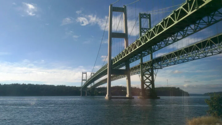 Mosty Tacoma Narrows na fotografii z roku 2013.
