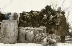 Zabírání plodin rolníkům ve vesnici Novo-Krasne v Oděské oblasti na Ukrajině. Listopad 1932.