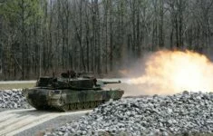 Tank M1A1 Abrams při střelbě. (Ilustrační foto).