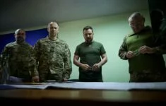 Volodymyr Zelenskyj a vrchní velitel ukrajinských pozemních sil Oleksandr Syrskyj letos v červnu.