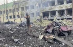 Následky ruského boje proti neokolonialismu. Zničená dětská nemocnice a porodnice v ukrajinském Mariupolu.