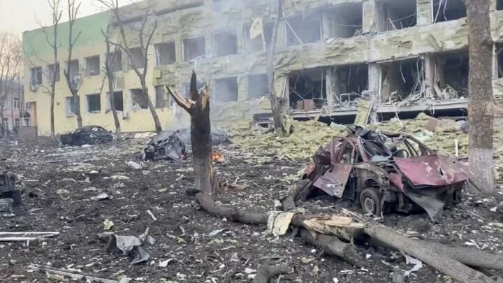 Následky ruského boje proti neokolonialismu. Zničená dětská nemocnice a porodnice v ukrajinském Mariupolu.
