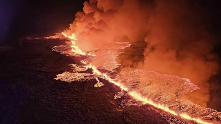 Valící se láva z právě vybuchlé sopky na poloostrově Reykjanes.