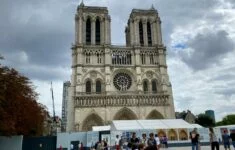 Katedrála Notre Dame v Paříži během rekonstrukce v roce 2020