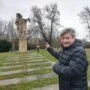 Petr Kvapil z iniciativy požadující odstranění sochy pod názvem Čest a sláva Sovětské armádě z litoměřického parku Jiráskovy sady. Neznámý člověk sochu doplnil o červenou barvu.