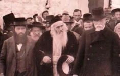 Prezident T. G. Masaryk v doprovodu rabína Chaima Sonnenfelda v Jeruzalémě. (Výřez z dobové pohlednice)