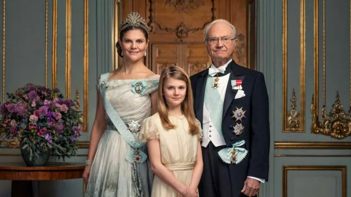 Korunní princezna Victoria, její dcera Estelle a otec král Carl XVI Gustaf