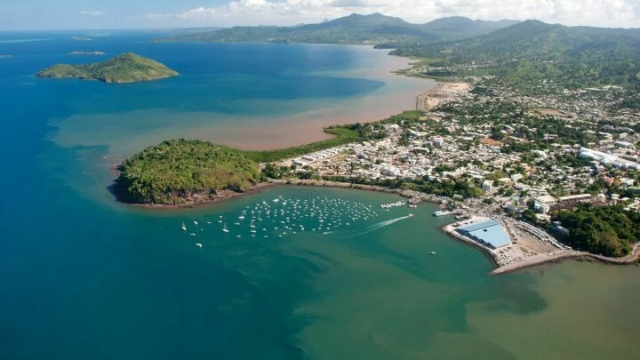 Město Mamoudzou na francouzském ostrově Mayotte v Indickém oceánu.
