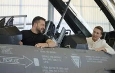 Ukrajinský prezident Volodymyr Zelenskyj a dánská premiérka Mette Frederiksenová v kokpitu amerického letounu F-16.