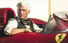 Patrick Dempsey jako závodní jezdec Piero Taruffi ve filmu Ferrari