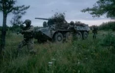 Ukrajinští vojáci s transportérem v akci