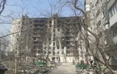 Byty zničené ruským ostřelováním Mariupolu jdou nyní na dračku.