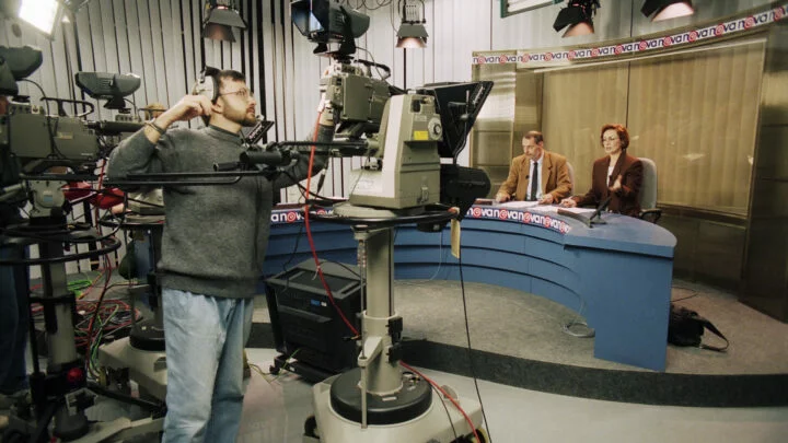 Moderátoři Zbyněk Merunka a Stanislava Wanatowiczová ve studiu TV Nova během přípravy historicky prvních Televizních novin komerční televize NOVA.