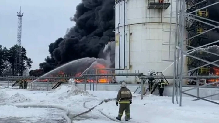 Ilustrační foto (Požár po ukrajinském útoku na ropná zařízení ve městě Klincy v ruské Brjanské oblasti. )