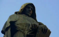 Bronzová socha Giordana Bruna na římském náměstí Campo Dei Fiori, zhotovená Ettorem Ferrarim, byla slavnostně odhalena roku 1889 a stala se symbolem svobodného myšlení a odporu proti útlaku církve.