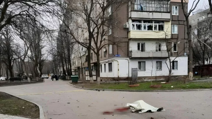 Jedna z civilních obětí ruského útoku na ukrajinský Mariupol (březen 2022).