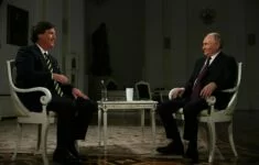 Kontroverzní novinář Tucker Carlson při rozhovoru s ruským vůdcem Vladimirem Putinem.