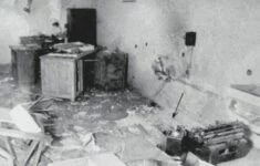 Okresní sekretariát KSČ v Sedlčanech po bombovém útoku v noci z 2. na 3. července 1949. Šipka ukazuje na místo dopadu nálože.