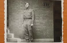 Josef Bublík ve Velké Británii před známou zdí na Porchester Gate