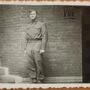 Josef Bublík ve Velké Británii před známou zdí na Porchester Gate