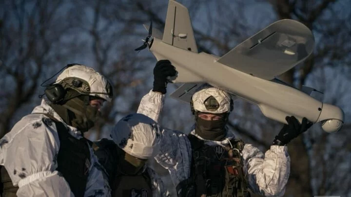 Ukrajinští vojáci s dronem.