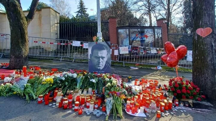 Pietní místo na památku Alexeje Navalného u ruského velvyslanectví v Praze