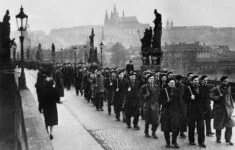 Pochod milicionářů přes Karlův most v únoru roku 1948.