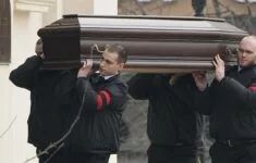 Rakev s Navalného tělem po krátké pietě opustila chrám.